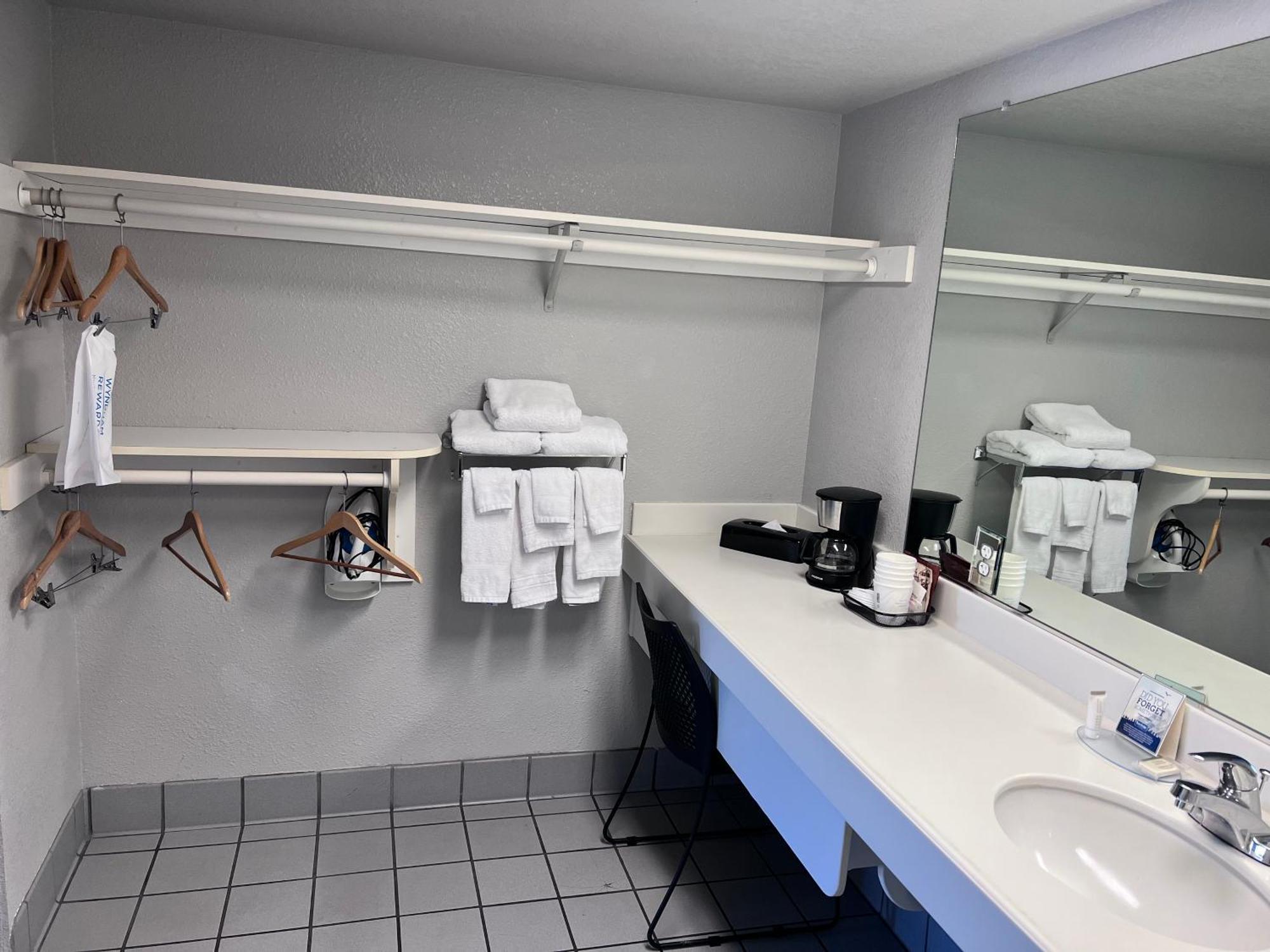 King Room with Roll-In Shower - Mobility Access/Non-Smoking
